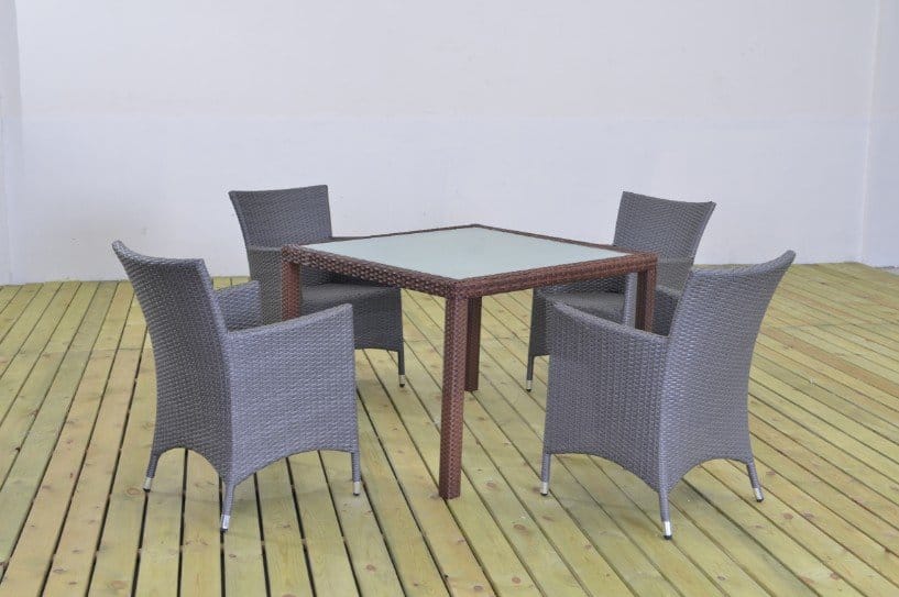 4 rattan chairs and table